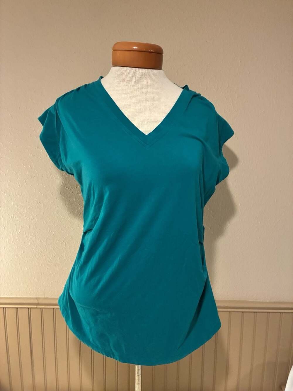 Athleta V-Neck Tee Size M Teal Short Sleeve Ruched Shoulder Athletic Top